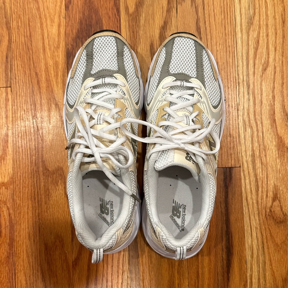 New Balance Men’s 530 Sneaker, silver/beige, size 9.5